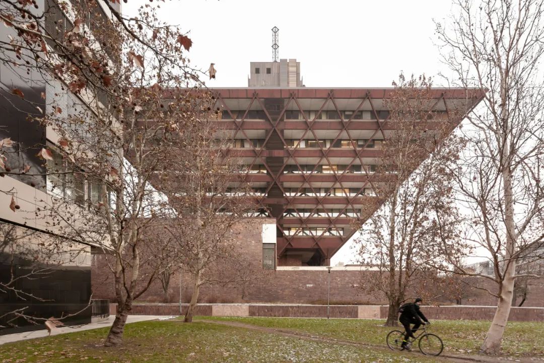 斯洛伐克广播大楼:被评为世界最丑建筑的它其实并不丑(图5) 斯洛伐克广播大楼:被评为世界最丑建筑的它其实并不丑(图5)