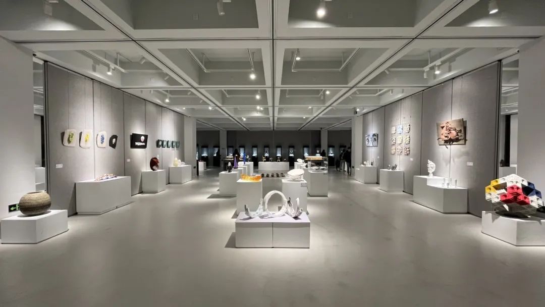 开幕丨2023 “薪技艺” 青年工艺美术展暨学术研讨会在吉林艺术学院隆重开幕(图20) 开幕丨2023 “薪技艺” 青年工艺美术展暨学术研讨会在吉林艺术学院隆重开幕(图20)