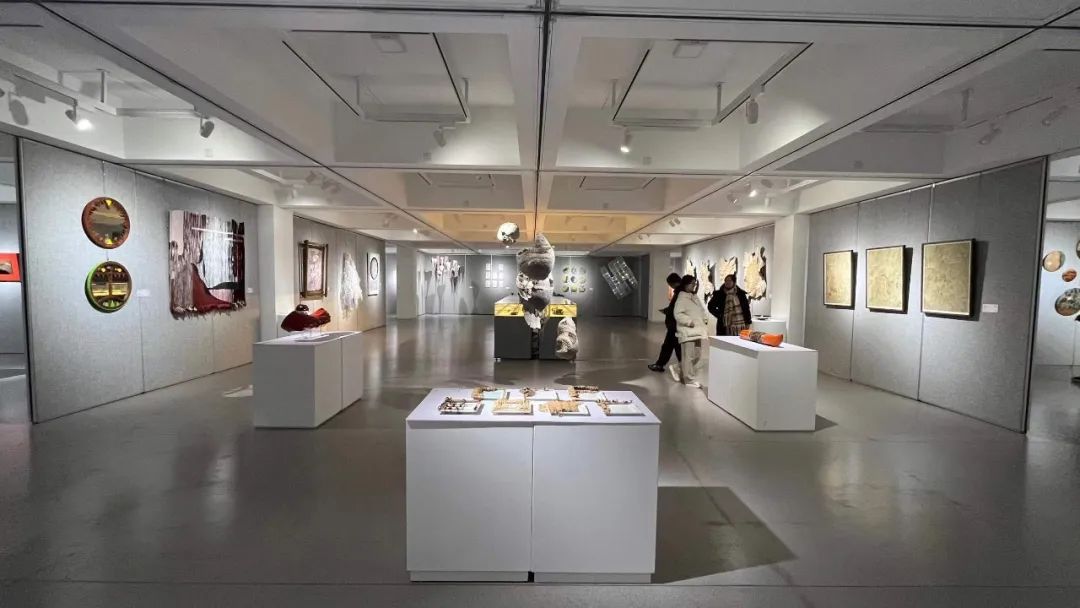 开幕丨2023 “薪技艺” 青年工艺美术展暨学术研讨会在吉林艺术学院隆重开幕(图28) 开幕丨2023 “薪技艺” 青年工艺美术展暨学术研讨会在吉林艺术学院隆重开幕(图28)