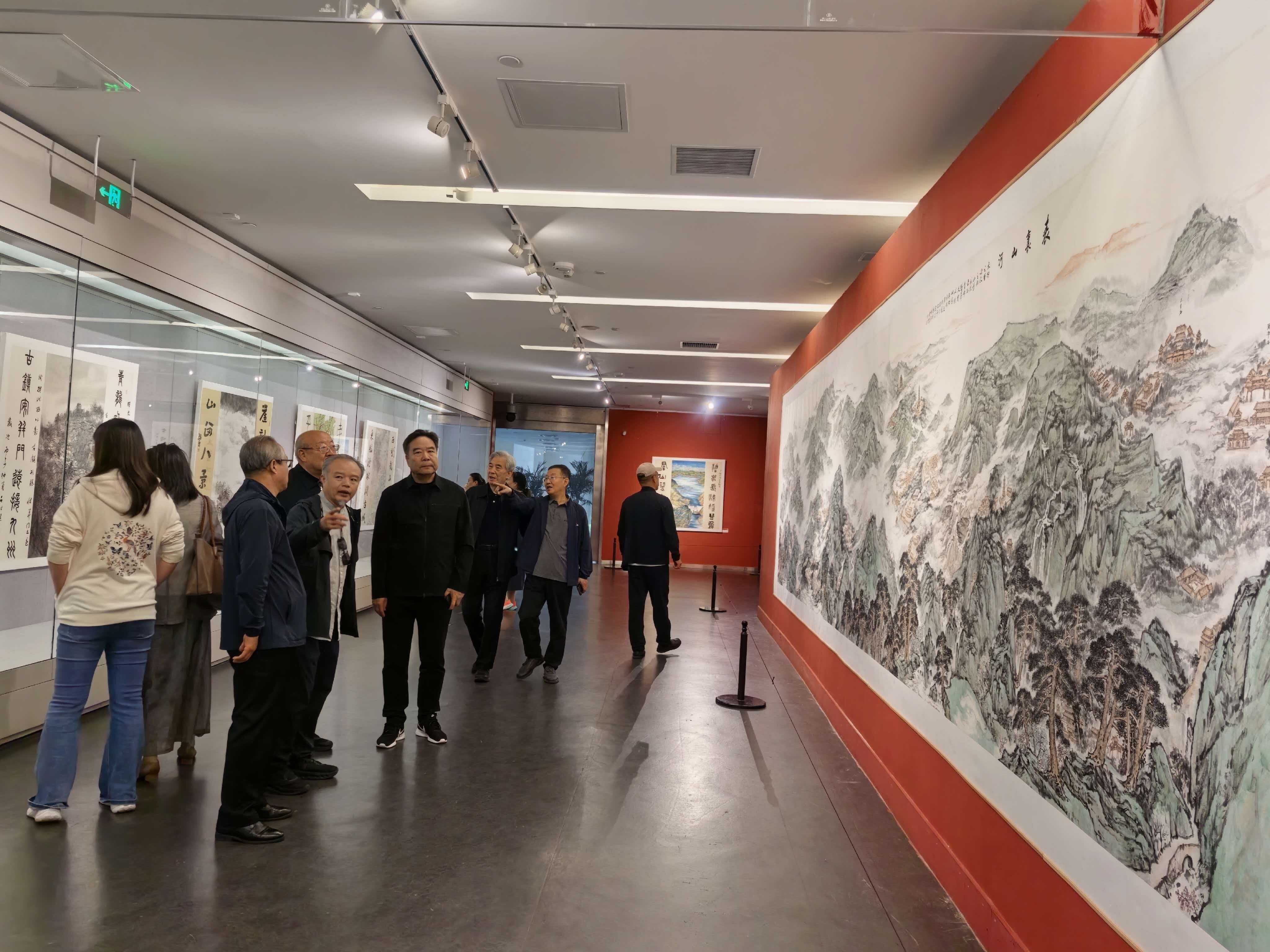 书画展厅观众参观场景