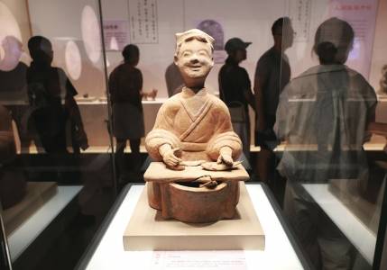 辽博“微笑”特展：300余件文物，串起八