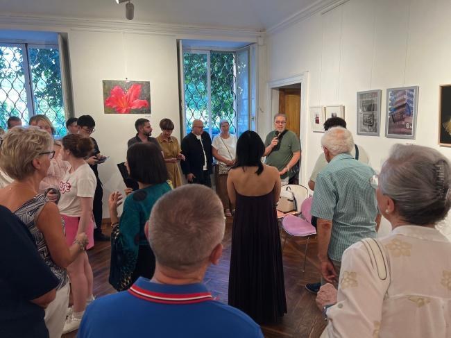展览现场,参展艺术家与嘉宾交流