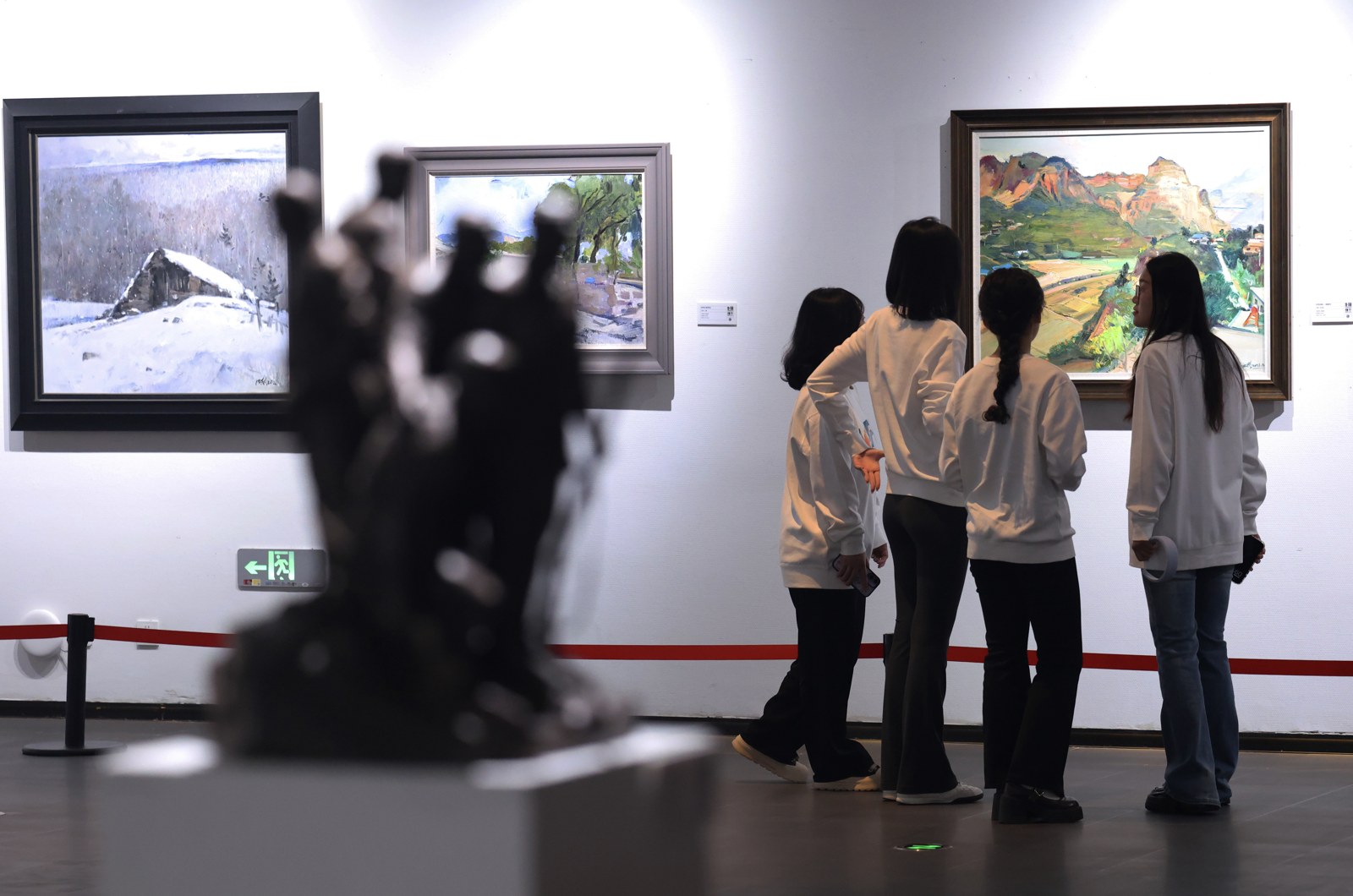 观众在观看展出的美术作品