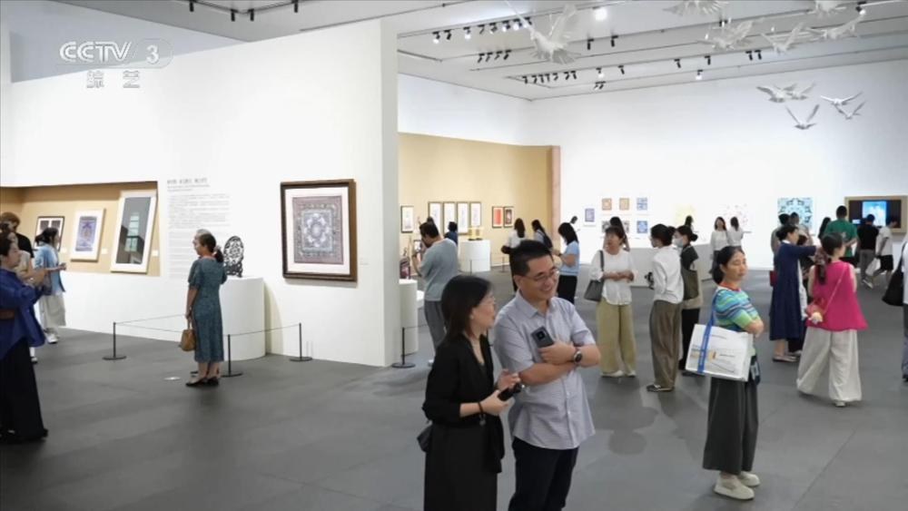 花开敦煌：常沙娜艺术研究与应用展在深圳美