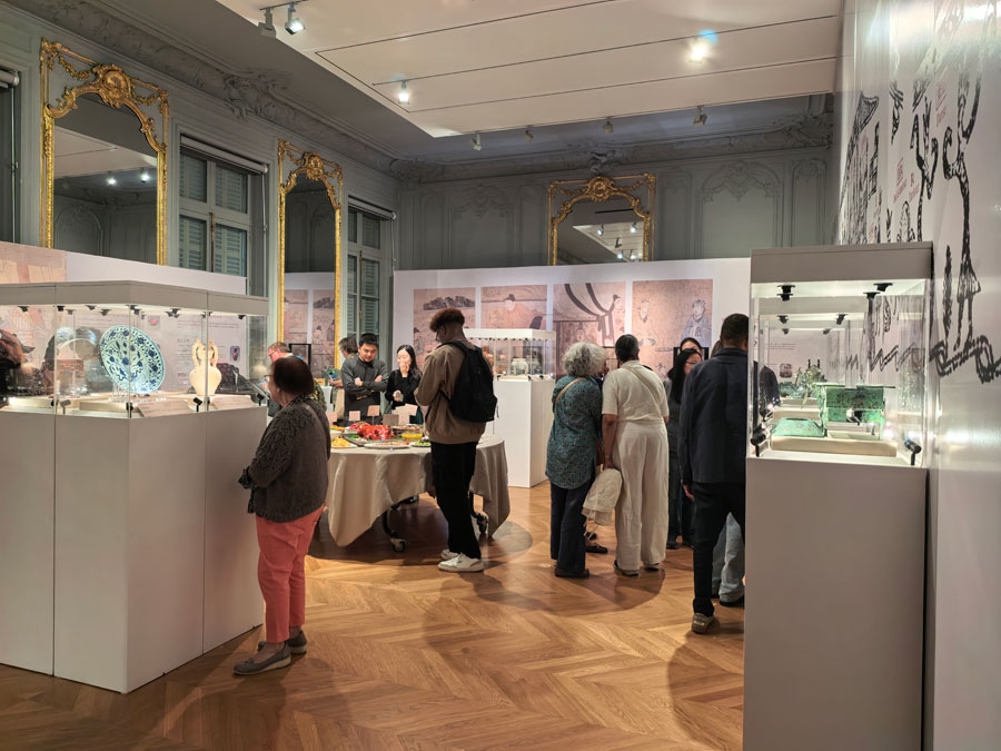 观众在展厅参观体验（中国国家博物馆官网）