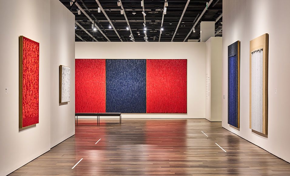 河钟贤回顾展展览现场与单色画作品 · SEEEEART