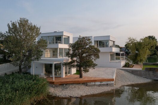 斯洛伐克Sunny Lakes半岛尖端住宅与湖岸景观 斯洛伐克Sunny Lakes半岛尖端住宅与湖岸景观 · SEEEEART