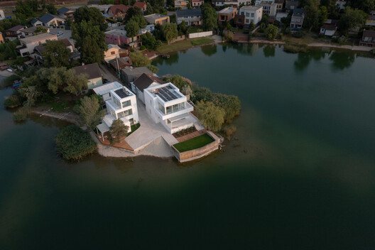 斯洛伐克Sunny Lakes半岛尖端住宅与湖岸景观 斯洛伐克Sunny Lakes半岛尖端住宅与湖岸景观