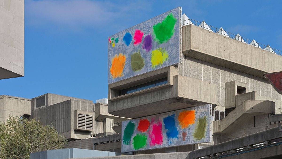 Rene Levi September 抽象绘画与海沃德画廊外立面 · SEEEEART