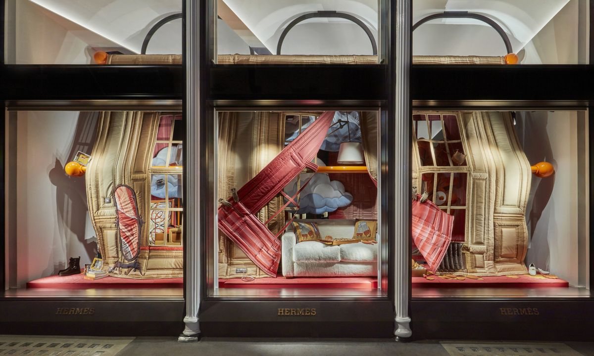 伦敦|Hermès 橱窗《Ciel de Lit》:近 500 块绗缝织物,把新邦德街变成一间会飞的卧室 伦敦|Hermès 橱窗《Ciel de Lit》:近 500 块绗缝织物,把新邦德街变成一间会飞的卧室