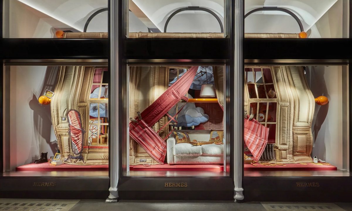 伦敦|Hermès 橱窗《Ciel de Lit》:近 500 块绗缝织物,把新邦德街变成一间会飞的卧室 伦敦|Hermès 橱窗《Ciel de Lit》:近 500 块绗缝织物,把新邦德街变成一间会飞的卧室
