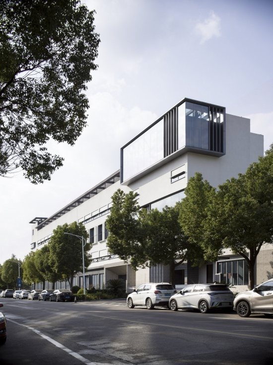 旧厂新序|时装工厂店立面改造,浙江桐乡 / 森上建筑:与行道树对话的沿街立面更新 旧厂新序|时装工厂店立面改造,浙江桐乡 / 森上建筑:与行道树对话的沿街立面更新 · SEEEEART