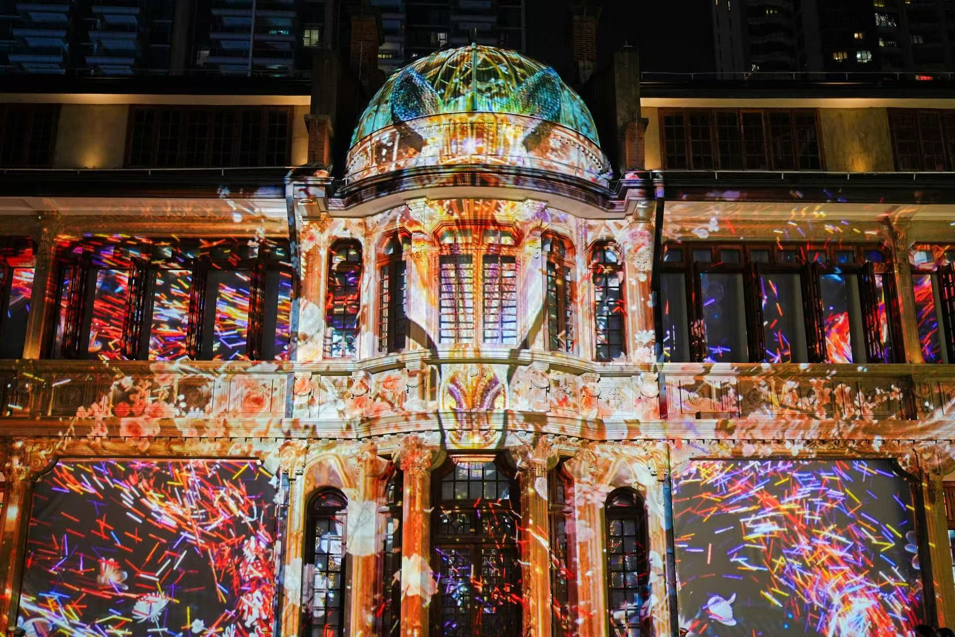 上海石库门建筑上的3D Mapping光影投影实景，为静安国际光影展同类沉浸式视听效果示意